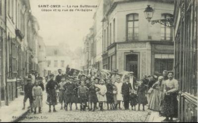 En se promenant dans ces rues étroites de la ville,on peut se rendre compte que des maisons de maître,cotoyent des maisons plus modestes.